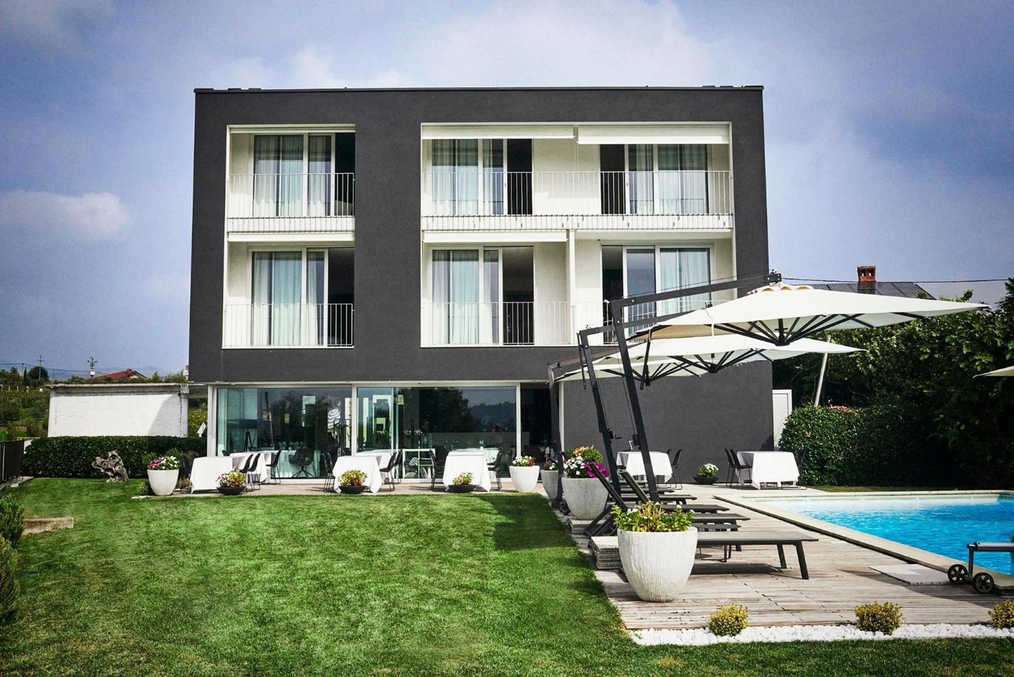 House Iaquin Hotel Dobrovo Exterior photo